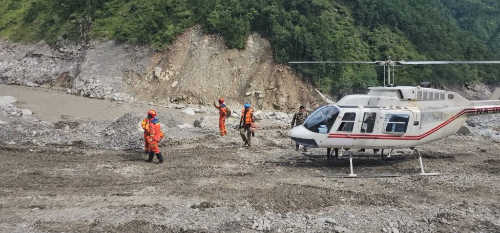 हेलिकप्टरमार्फत एक बेलायती नागरिकसहित ११९ जनाको उद्धार