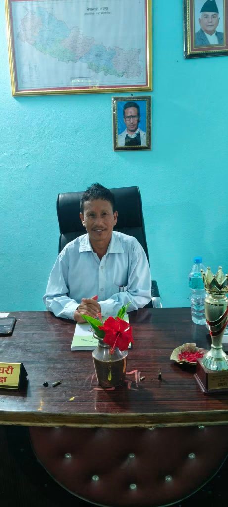 बेलौरी–६ का युवाहरूले मागे वडा कार्यालयसँग क्रिकेट खेलकुद सामग्री